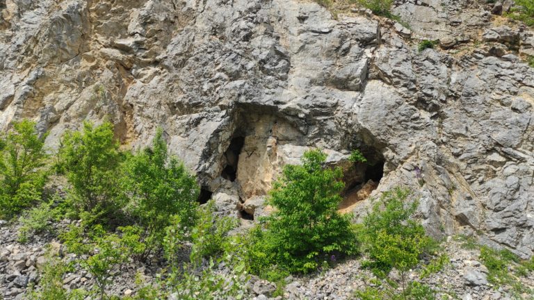Brekovská jaskyňa a Veľká Artajama