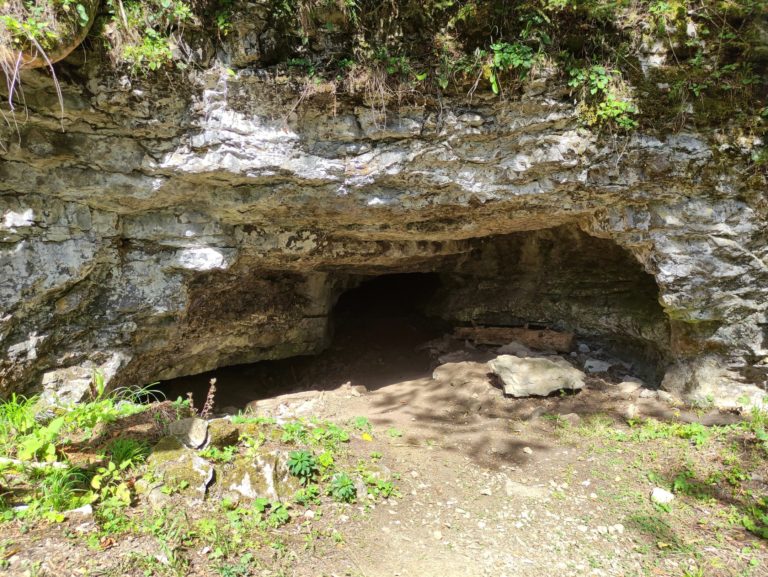 Jaskyňa v Čube
